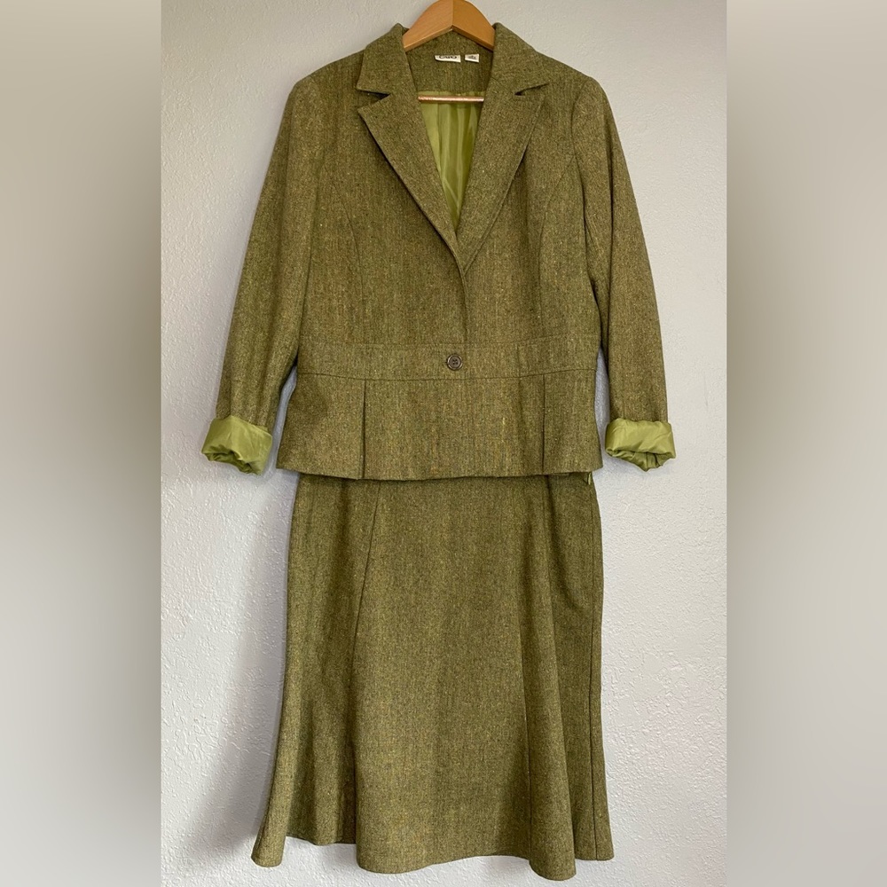 Sophisticated suit, with tulip flared skirt.